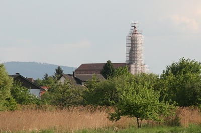 Vom Dammfeld aus Richtung der Kl&auml;ranlage ist der einger&uuml;stete Turm mit dem Fangnetz gut zu sehen.