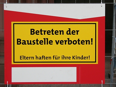 Es mag f&uuml;r einige verlockend erscheinen, das Ger&uuml;st zu erklimmen und den Ausblick &uuml;ber M&ouml;rsch zu genie&szlig;en.

Aber das kann LEBENSGEF&Auml;HRLICH werden.

Untersch&auml;tzen die H&ouml;he von fast 50 Metern nicht !!
Was von unten noch recht unspektakul&auml;r aussieht, ist eine schon sehr betr&auml;chtliche H&ouml;he. Selbst erfahrenen Arbeitern kann es da schon mal schwindelig werden.
Der Wind pfeift in dieser H&ouml;he immer ganz ordentlich um den Turm. Und die oberen Ebenen sind nur &uuml;ber Leitern zu erreichen.

Also bleiben Sie auf sicherem Boden! Sie werden an dieser Stelle auch weiterhin &uuml;ber alle Einzelheiten in Wort und Bild informiert.