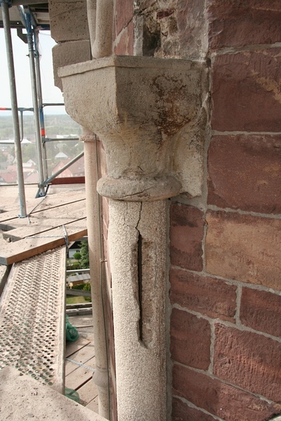 Auch in dieser S&auml;ule hat eine verrostete Stahlarmierung bereits den Beton gesprengt.

Dar&uuml;ber wurde ein Probeschnitt angebracht, um in das Innere der S&auml;ule sehen zu k&ouml;nnen.