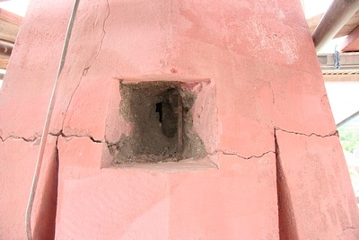 Darum wurde hier ein Probeschnitt gemacht, um die Tiefe der Risse zu messen und die Stahlarmierung im Inneren zu begutachten.
Hier m&uuml;ssen jetzt Betonsachverst&auml;ndige kl&auml;ren, welche Schritte zur Sanierung des Betons unternommen werden m&uuml;ssen und wie dieser anschlie&szlig;end dauerhaft vor Wind und Wetter gesch&uuml;tzt werden kann.