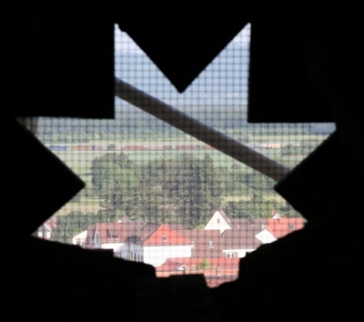 So hat man einen einzigartigen Blick durch den Turm hindurch.
Im Hintergrund sieht man, wie ein G&uuml;terzug die Rheintalstrecke entlangf&auml;hrt.