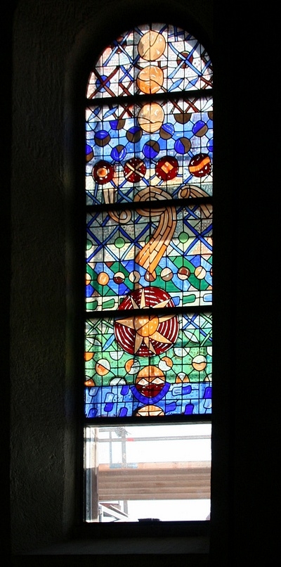 Schon seit l&auml;ngerem fehlt im Seitenschiff ein Fensterelement.

Zur Sanierung der Kirche geh&ouml;ren auch die Fenster.
Ein Spezialist hat alle Fenster genau untersucht. Alle Fenster waren noch in Ordnung. Lediglich an diesem Element wurden Sch&auml;den festgestellt.
Diese wurden repariert.

Die Fensterrahmen wurden zudem von au&szlig;en neu lackiert um sie vor Rost zu sch&uuml;tzen.

Aber warum wurde das Element noch nicht eingebaut?

Unter allen Kirchenfenstern k&ouml;nnen sie Spuren von herablaufendem Wasser finden.
Woher kommt das?
