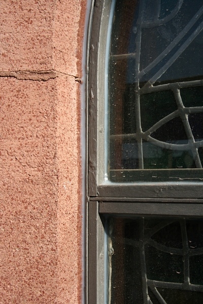 Zus&auml;tzlich wurden alle Fenster von Au&szlig;en neu mit Spezial-Silikon neu abgedichtet. Dieses soll die n&auml;chsten 25 - 30 Jahre Wind und Wetter standhalten k&ouml;nnen.
Wobei vorallem Ozon und UV-Strahlen im Sommer dem Dichtmaterial besonders zusetzen.

Nat&uuml;rlich wurden die Scheiben kurz vor dem Abbau des Ger&uuml;stes von Au&szlig;en auch noch gereinigt.

Bei den Oberen Fenstern wurden die Fensterb&auml;nke auch noch zus&auml;tzlich verblecht.

Nun mag der Ein oder Andere sich fragen, ob die Investition in eine Isolierverglasung zur Einsparung von Heizkosten beigetragen h&auml;tte und somit auch zum Umweltschutz beigetragen h&auml;tte.
Dazu muss man sagen, dass die Fensterfl&auml;che im Vergleich zu der gesamtem Au&szlig;enfl&auml;che der Kirche nur ein winziger Bruchteil ist. Nat&uuml;rlich kann man die Au&szlig;enw&auml;nde dieser Denkmal Gesch&uuml;tzen Kirche nicht einfach wie ein normales Haus von au&szlig;en mit Styropor isolieren.
Daher w&auml;re der Spareffekt beim Einsatz von Isolierverglasung so minimal, dass sich dieser quasi nicht bemerkbar machen w&uuml;rde. Daher haben wir uns f&uuml;r die kosteng&uuml;nstigere Alternative entschieden.
Zumal die Sch&auml;den am Turm gr&ouml;&szlig;er sind als zun&auml;chst bef&uuml;rchtet. Daher werden wir dort jeden Cent ben&ouml;tigen, damit Passanten und Kirchenbesucher nicht irgendwann von herunterfallen Steinen erschlagen werden. Das hat im Moment absoluten Vorrang.

Mehr dazu im n&auml;chsten Baubericht...