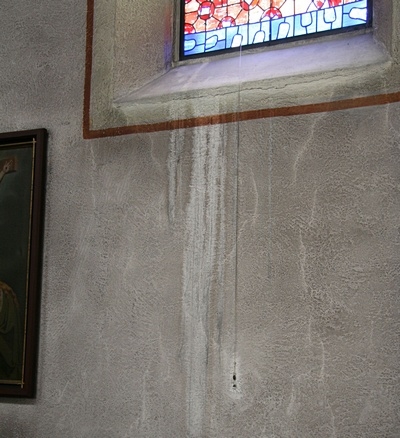 Die Vermutung Vieler, dass die Fenster undicht seien, trifft nicht zu.

Vielmehr ist das Kondenswasser.
Man kann sich das wie zu Hause im Badezimmer nach einem gem&uuml;tlichen Bad vorstellen:
Die Luftfeuchtigkeit der Warmen Luft kondensiert an kalten Glasoberfl&auml;chen wie Spiegeln oder Fenstern.

Das Gleiche passiert im Winter an unseren Kirchenfenstern.
Sie beschlagen zwar nicht so stark wie der heimische Badezimmerspiegel. Daf&uuml;r haben sie aber eine viel gr&ouml;&szlig;ere Fl&auml;che und sie beschlagen im Winter quasi rund um die Uhr.

Das Kondenswasser l&auml;uft dann die Scheiben hinunter, sammelt sich dort und l&auml;uft dann nach einer gewissen Zeit die W&auml;nde hinunter, wo sie diese h&auml;sslichen Spuren hinterlassen.