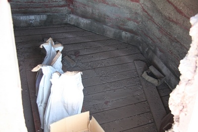 Hier Blick auf den Boden am Ansatz des Turmhelmes.
Er befindet sich ca. 5 Meter &uuml;ber dem Glockenstuhl
und ist von unten nicht zug&auml;nglich.

Die Tragf&auml;higkeit dieser Holzkonstruktion scheint f&uuml;r die weiteren Arbeiten nicht ausreichend zu sein.
