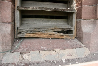 Die teils v&ouml;llig verwitterten Schalll&auml;den aus Holz m&uuml;ssen ebenfalls ersetzt werden.
Ein erster Schallladen wurde diese Woche entfernt.