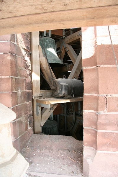 Somit kann man nun von au&szlig;en direkt auf die Glocken schauen.

Im Vordergrund ist einer der vier L&auml;utemotoren mit dem Kettenantrieb der Glocke zu erkennen.