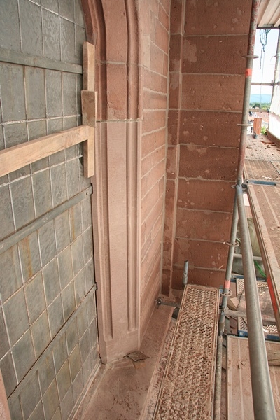 Nun wurde das neue St&uuml;ck eingesetzt.
Nach dem Aush&auml;rten des M&ouml;rtels, muss es nur noch verfugt werden.
Zum Fenster hin wird dann noch die Silikonfuge erneuert.