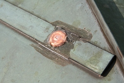 Um das Eindringen von Wasser zu verhindern wurden zus&auml;tzliche Dichtscheiben unter die Schrauben montiert.
Dar&uuml;ber hinaus hat man dar&uuml;ber noch eine Schicht Silikon gelegt.
Somit d&uuml;rfte diese Verblechung noch viele Jahrzehnte dem Wetter trotzen.
