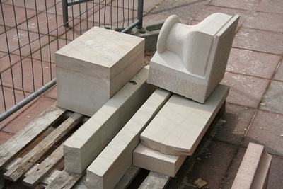 Hier lagern fertige Werkstücke neben dem Rohmaterila.
Welche Sandsteinarten zu verbauen sind wurde zuvor von Architekten und Bausachverständigen genau festgelegt.