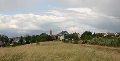 Zu Abschluss noch eine Blick auf den Kirchturm von Süden aus Richtung Durmersheim her.
Das Foto entstand oberhalb des Vereinsgeländes vom SV Mörsch.