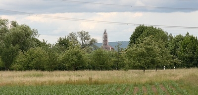 So sieht der Turm von Neuburgweier her aus.
Dieses Foto entstand von der alten Landstraße aus, die heute als Fahrradweg nördlich der heutigen Landstraße dient.
