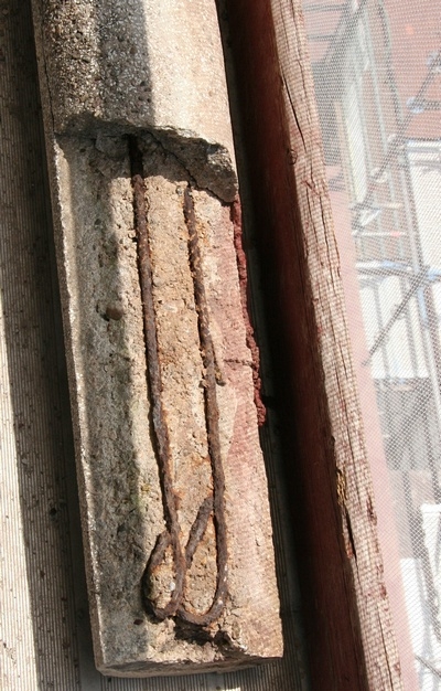 Doch nun zu den S&auml;ulen:

Es gibt 8 dieser S&auml;ulen rund um die achteckige Glockenstube.
Die S&auml;ulen wurden beim Bau der Kirche 1846 - 1849 urspr&uuml;nglich alle aus wei&szlig;em Sandstein gefertigt.
Bei der Zerst&ouml;rung der Kirche kurz vor Kriegsende 1945 wurde der Turm schwer besch&auml;digt.

Da beim Wiederaufbau nach dem Krieg weder Sandstein noch Steinmetze zu Verf&uuml;gung standen, wurden die zerst&ouml;rten S&auml;ulen aus Beton nachgegossen.

Hier sehen Sie eine solche S&auml;ule. Nach &uuml;ber 60 Jahren sind die Stahl-Armierungen im Inneren der Betons&auml;ulen verrostet und haben den Beton gesprengt.

Die restlichen Original-Sandsteins&auml;ulen sind bereits stark verwittert. Dies sehen Sie detailliert im Baubericht Nr. 23