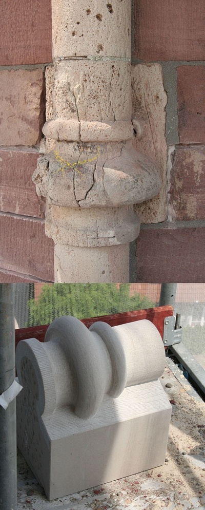 Hier sehen Sie einen solchen originalen, jedoch stark verwitterten Gesims-Sockel.

Darunter liegt schon das neue Bauteil bereit.