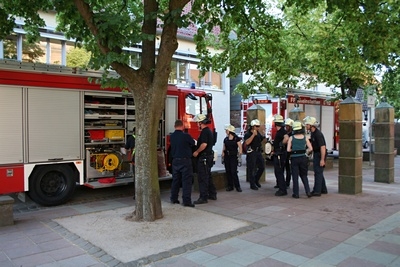 2 Züge rückten am späten Abend vor der Kirche an.