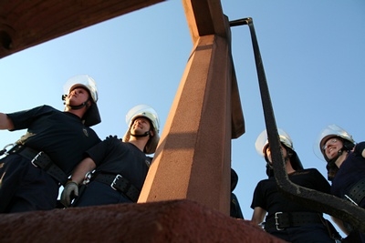 Die Männer und Frauen der Wehr erklommen in voller Montur den Turm.