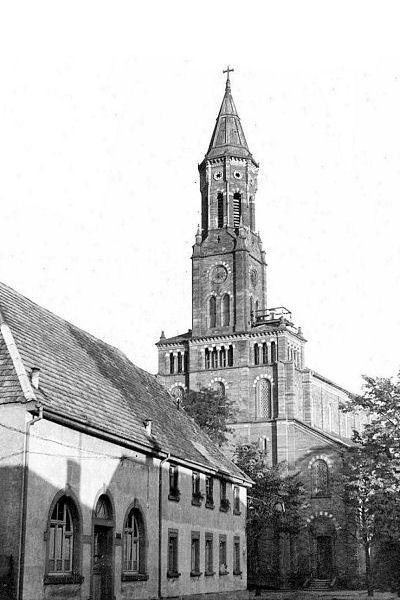 So sah unsere Kirche vor ihrer Zerst&ouml;rung aus.
Sie wurde Mitte des 19. Jahrhunderts neu gebaut, da die Bev&ouml;lkerungszahl von M&ouml;rsch zu dieser Zeit f&ouml;rmlich explodierte. Die Industrialisierung gab vielen Menschen im nahe gelegenen Karlsruhe Brot und Arbeit.
Die Kirche wurde am 13. August 1849 Eingeweiht.
Ihr Baumeister Jakob Hochstetter war ein Meistersch&uuml;ler von Heinrich H&uuml;bsch, einem der modernsten Architekten der damaligen Zeit.

Heinrich H&uuml;bsch hat damals unter anderem die Kunsthalle in Karlsruhe und die Trinkhalle in Baden-Baden gebaut.
Der Stil unserer Kirche, eine neoromantische Basilika mit Stilzitaten aus der Renaissance hebt sich deutlich vom damaligen evangelischen,gro&szlig;herzoglichen, traditionellen Klassizismus in der Nachfolge von Friedrich Weinbrenner ab.
Die fast gleichzeitig errichtete Forchheimer Kirche wurde in diesem klassizistischen Stil verwirklicht.

In M&ouml;rsch wollte das neugegr&uuml;ndete Erzbistum Freiburg mit seinem streitbaren Erzbischof Vicari offensichtlich ein Zeichen f&uuml;r eine starke und selbstbewusste katholische Kirche setzen.
Es waren Zeiten des Umbruchs und der badischen Revolution. Erzbischof Vicari hat sich &ouml;fters einer G&auml;ngelung durch die evangelisch gepr&auml;gte Monarchie entgegengesetzt und wurde daf&uuml;r sogar einmal unter Hausarrest gestellt.
Unsere M&ouml;rscher Kirche ist eine gro&szlig;e Basilika mit einem fast 50 Meter hohen Turm, ihr Vorbild ist ohne Zweifel auch der Speyerer Dom, dessen Erweiterung und Umbauten Heinrich H&uuml;bsch geleitetet hat.
