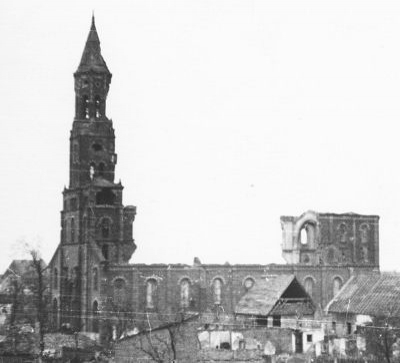 Leider wurde unsere Kirche in den letzten Kriegstagen des zweiten Weltkriegs durch deutsche Artillerie stark zerst&ouml;rt. Viele Originalbauteile und Schmuck sind verloren gegangen. Teile der Kirche sind heute in Stahlbeton wiederaufgebaut z.B. der Turmhelm und Fensterelemente der seitlichen Fassaden.

Die Leistung der M&ouml;rscher Bev&ouml;lkerung nach dem Krieg kann nicht genug gew&uuml;rdigt werden. Die Kirche wurde unmittelbar nach Kriegsende, in Zeiten gro&szlig;er Not, mit einfachsten Mitteln wieder aufgebaut.

Dennoch besitzen die Arbeiten an der Kirche eine erstaunlich hohe Qualit&auml;t.
Die sprichw&ouml;rtlichen âM&ouml;rscher Maurerâ haben ganze Arbeit geleistet.
