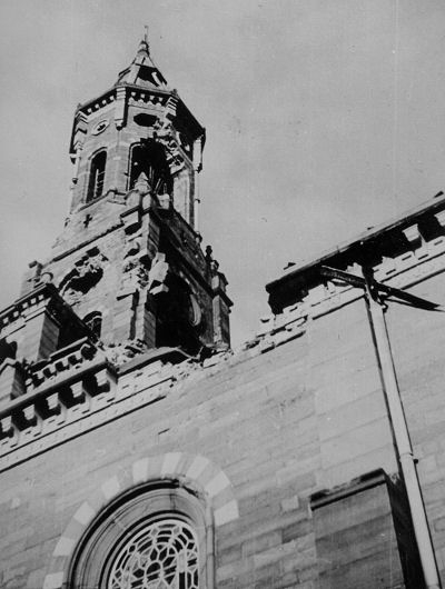 Es grenzt an ein Wunder, dass der Turm stehen blieb.
Gro&szlig;e Teile des Kirchenschiffes sind ausgebrannt uns eingest&uuml;rzt.

Auch der Turm wurde von zahlreichen Treffern durchl&ouml;chert.
