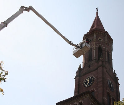 Daraufhin wurden dann das Langschiff und der Turm n&auml;her untersucht und der schlechte Zustand vieler Stahlbeton Elemente festgestellt.

Auch der Turmhelm wurde mit Hilfe einer Hubarbeitsb&uuml;hne &auml;u&szlig;erlich untersucht. Dabei wurden viele Risse im Beton festgestellt.
