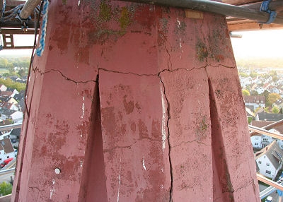 Aber erst nachdem das Ger&uuml;st stand, konnten das wahre Ausma&szlig; der Sch&auml;den am Beton festgestellt werden.