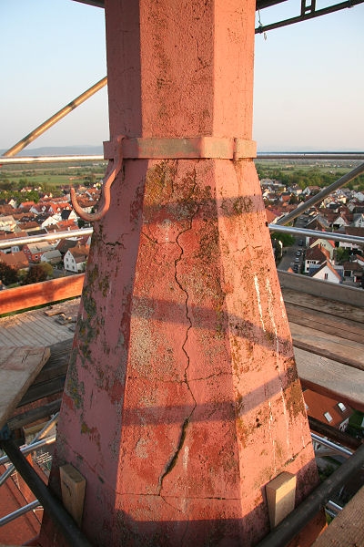 Die gro&szlig;en Risse, die sich rings um den Turm ziehen, haben Sie schon im letzten Baubericht gesehen.

Aber wie tief sind die Risse?

Und wie sieht es Innen aus?

Was macht die Stahlarmierung im Beton?

Auf diese Fragen mussten erst Antworten gefunden werden.
Nur so konnte ein Sanierungskonzept erstellt werden.
