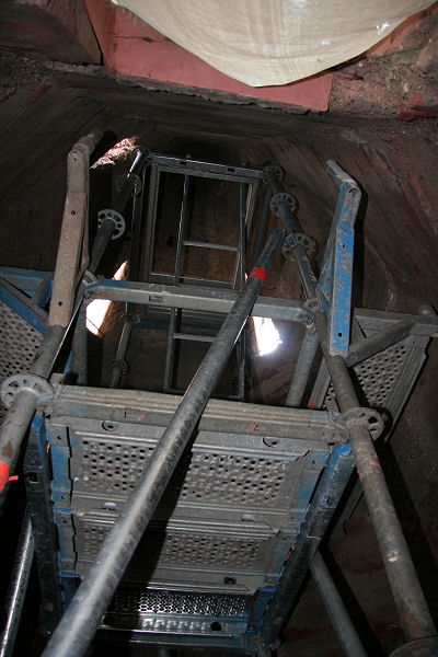 Da der Turmhelm selbst schon 8 Meter hoch ist, musste auch in Inneren, auf den so abgest&uuml;tzten Holzboden, ein kleines Ger&uuml;st gestellt werden. 

So ist der Stahlbeton des Turmhelms nun auch von innen komplett zug&auml;nglich.
