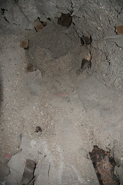 Mit Entsetzen musste hier festgestellt werden, dass man besonders im oberen Bereich den Beton gro&szlig;fl&auml;chig mit den blo&szlig;en Fingern abkratzen konnte.
Somit war schnell klar: Die Stabilit&auml;t des ganzen Turmhelmes war auf Dauer gef&auml;hrdet.

Aus diesem Grund wurde erfahrene Spezialisten f&uuml;r solch schwierige Betonsanierungen hinzugezogen und ein Sanierungskonzept erarbeitet.
