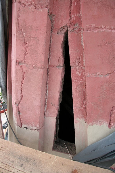 So sehen diese 4 &Ouml;ffnungen, die in Turm ges&auml;gt wurden aus.

Sie befinden an vier der acht Seiten des Turmhelms und laufen nach oben spitz zu.

Im N&auml;chsten Baubericht sehen Sie dann, welche Schritte f&uuml;r die Sanierung des Betons bereits unternommen wurden.
