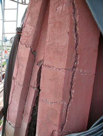 Als n&auml;chstes mussten alle Risse absolut luftdicht verschlossen werden.
Nur so kann verhindert werden, dass die Stahlarmierung im Beton nicht weiter rostet und irgendwann ihre statische Stabilit&auml;t verliert.

Dazu wurden die Risse zun&auml;chst ges&auml;ubert und sogar noch vergr&ouml;&szlig;ert.
