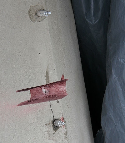 Nun wurde durch die Verpressanker 2-Komponenten Epoxydharz in diese Kan&auml;le gepresst.
An einigen Stellen wurden zur Kontrolle Querschnitte in den Turm ges&auml;gt. 
Wenn dort das Epoxydharz wider austritt, wei&szlig; man, dass die Kan&auml;le gef&uuml;llt sind. 
