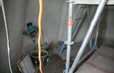 Im unteren Teil des Turmhelmes wurde ein Sanierputz aufgetragen um den noch ausreichend stabilen Beton zu sch&uuml;tzen.