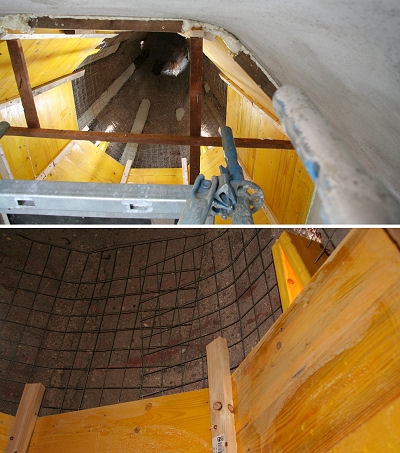 Im oberen Teil des Turmhelmes war der vorhandene Beton jedoch so desolat, dass er in Schichten abgetragen und mit Vergussm&ouml;rtel (&auml;hnlich einem Estrichbeton) auf eine Schichtst&auml;rke 2 - 8 cm neu aufgebaut werden muss.

Zur Stabilisierung wird des Betons werden hier noch zus&auml;tzliche Stahlmatten mit eingegossen.

Hierbei muss beachtet werden, dass die neue Betonschicht nach oben hin d&uuml;nner werden muss so, dass das Eigengewicht zur Spitze hin abnimmt.
