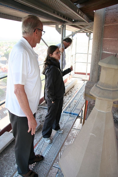 Nat&uuml;rlich haben auch die Vertreter der Stadt und des Stiftungsrates der Pfarrgemeinde Fragen und sind am Fortgang der Arbeiten interessiert.

Vergangene Woche fand deshalb eine kurze Information durch die ausf&uuml;hrende Steinmetzfirma und die Architekten satt. 

Hier sehen Sie B&uuml;rgermeister Hauk und Pfarrer Hill bei der Begehung des Turms unter fachkundiger F&uuml;hrung durch die Architektin Frau Huber vom Architekturb&uuml;ro Bistritz.
