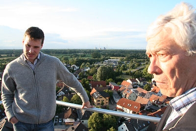 Auch Oberb&uuml;rgermeister Schrempp hat sich &uuml;ber den D&auml;chern von M&ouml;rsch selbst ein Bild von der Situation gemacht.