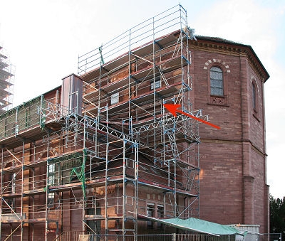 Jetzt wenden wir uns noch einmal der S&uuml;d-West-Fassade zu.

Warum steht am hinteren Abschnitt noch immer ein Ger&uuml;st?

Der Grund war bis vor kurzen noch in unserer âDombauh&uuml;tteâ zu sehen.
