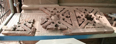 Dieses Fensterfries aus Sandstein war v&ouml;llig marode.
Teile drohten abzubrechen. Daher musste es ersetzt werden.

Dazu wurde es zun&auml;chst ausgebaut.
Die Steinmetze fertigten dann eine exakte Kopie an.

(Das Original k&ouml;nnen Sie auf dem Bazar sehen.)
