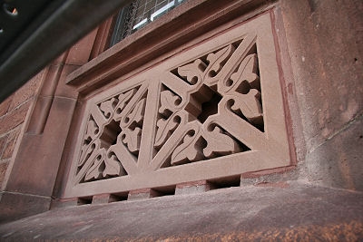 Diese Kopie wurde vergangene Woche in die Fassade eingesetzt.

Hier kann man gut die Schlitze unterhalb des neuen Teiles erkennen.
Diese sind dazu da, damit das Regenwasser abl&auml;uft und sich keine Staun&auml;sse hinter dem Fries bilden kann.

Das Ger&uuml;st kann nun in den n&auml;chsten Tagen abgebaut werden.

Der genaue Einbauort ist im vorletzten Bild durch den roten Pfeil markiert.
