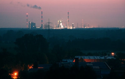 Dieser beeindruckende Ausblick &uuml;ber das Schulzentrum bis zum hell erleuchteten Kohlekraftwerk in Karlsruhe bietet sich fr&uuml;h am Morgen um 4:30 Uhr.