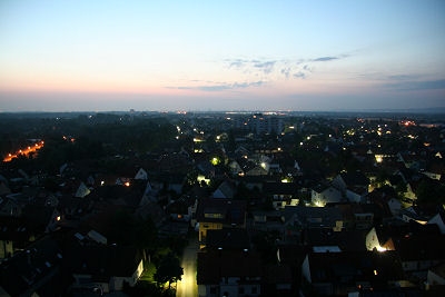 Dies ist ein Blick die Bergstra&szlig;e entlang &uuml;ber die Hochh&auml;user Richtung Karlsruhe.