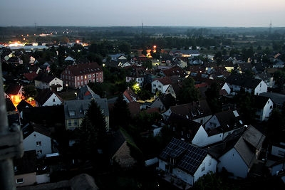 Zu sehen ist das alte Pfarrhaus und das alte Schulhaus in M&ouml;rsch. Links hinten sind die Lichter von Neuburgweier zu sehen.