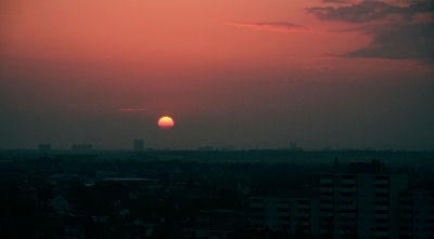Und dann endlich um 5:40 Uhr geht die Sonne direkt &uuml;ber dem KSC-Stadion auf. 