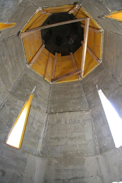 Im Inneren des Turmhelms geht die Betonsanierung z&uuml;gig weiter.

Die Verschalung wandert mit dem neuen, st&uuml;tzenden Betonkorsett nach oben.

Gut zu erkennen sind die 4 neuen L&uuml;ftungs&ouml;ffnungen.
