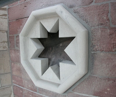 Hinter dieser neuen Rosette ist eine Schr&auml;ge Steinplatte zu erkennen.
Diese sorgt daf&uuml;r, dass Regenwasser ungehindert ablaufen kann und nicht ins Innere gelangt.
