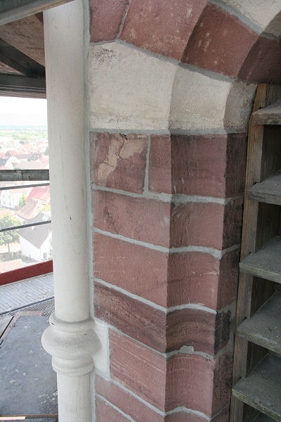 Auch die neuen S&auml;ulen sind mittlerweile fertig und das umgebende Mauerwerk ist ebenfalls fertig verfugt.

