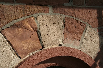 Hier sehen Sie einen Fensterbogen, dessen Ziersteine an der Oberfl&auml;che verwittert waren.
Die Steine an sich sind jedoch noch v&ouml;llig intakt. 
