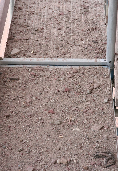Abschlie&szlig;end noch ein Blick auf das Ger&uuml;st:
So sehen mittlerweile alle Ger&uuml;stb&ouml;den aus.
Das Aluminium ist vor Schutt und Staub nur noch stellenweise zu erahnen.
