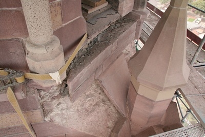 Daher mussten diese Platten komplett herausgeschlagen werden.

Da die Platten f&uuml;r das dar&uuml;ber liegende Sichtmauerwerk tragen sind, wurden diese  stellenweise abgebaut und nach Abschluss der Arbeiten darunter wieder neu aufgebaut.
