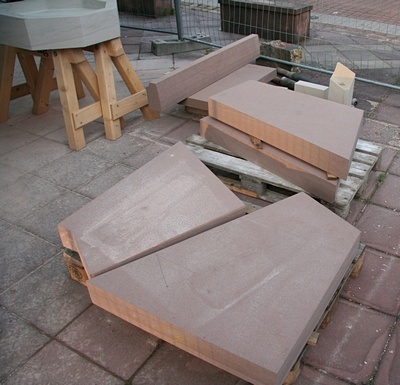 In unserer Bauh&uuml;tte lagen die neuen Sandsteinplatten bereit zum Einbau.