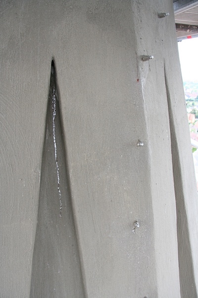 Mittlerweile wurden auch die Risse im &auml;u&szlig;eren Sichtbeton mit Epoxydharz durch die zahllosen Verpressanker ausgespritzt bis das Harz an anderer Stelle wieder ausgetreten ist.